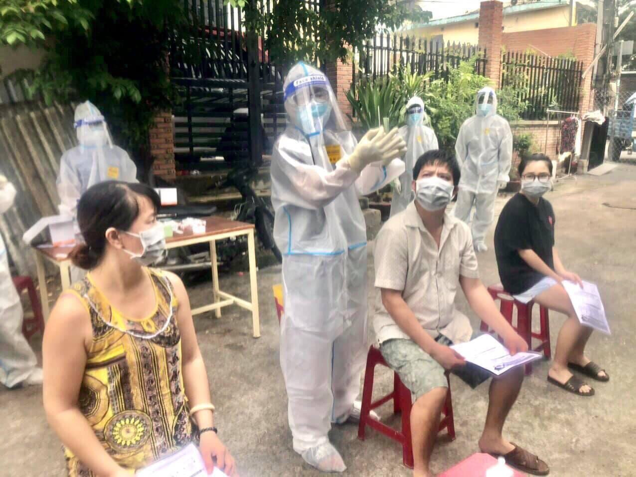 Khang tham gia lấy mẫu xét nghiệm cho người dân.