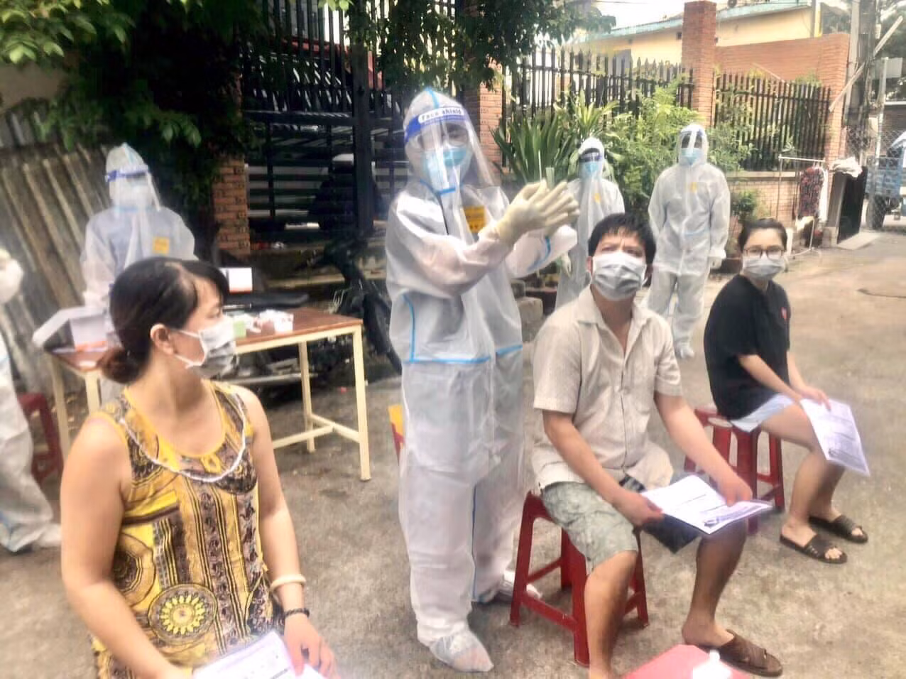 Khang tham gia lấy mẫu xét nghiệm cho người dân.