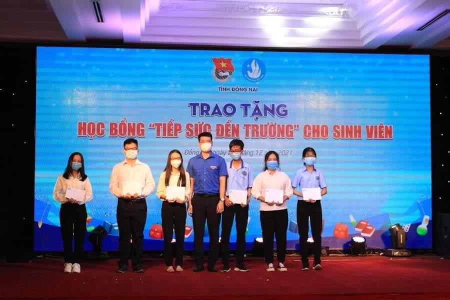 Những suất học bổng “Tiếp sức đến trường” nhằm hỗ trợ các bạn sinh viên có hoàn cảnh khó khăn trên địa bàn tỉnh Đồng Nai. Những suất học bổng “Tiếp sức đến trường” nhằm hỗ trợ các bạn sinh viên có hoàn cảnh khó khăn trên địa bàn tỉnh Đồng Nai.