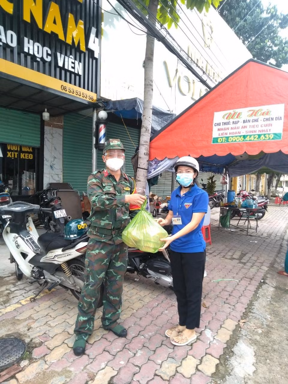 Nhung trao nhu yếu phẩm cho cán bộ trực chốt.