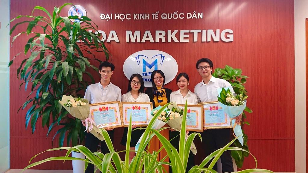 Sự động viên của giảng viên Phạm Thị Huyền là động lực thúc đẩy bốn bạn trẻ nỗ lực hết mình. Sự động viên của giảng viên Phạm Thị Huyền là động lực thúc đẩy bốn bạn trẻ nỗ lực hết mình.