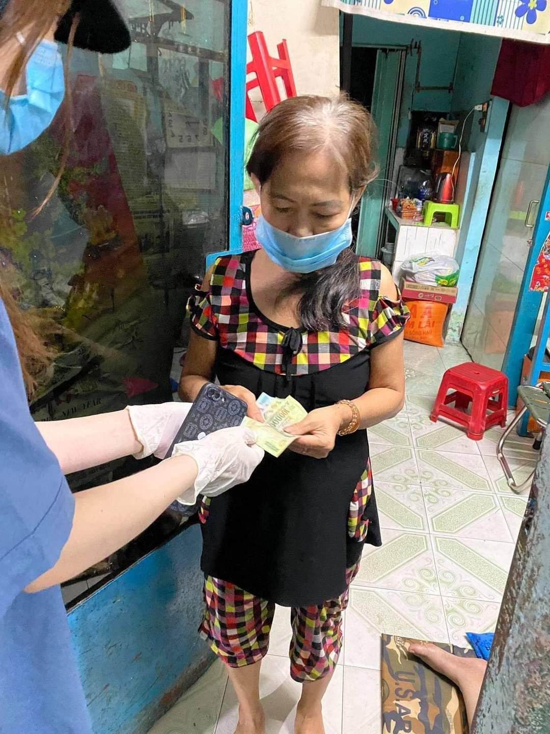 Thành viên của “The Light” đến nhà trao hỗ trợ cho một hoàn cảnh người dân khó khăn. Thành viên của “The Light” đến nhà trao hỗ trợ cho một hoàn cảnh người dân khó khăn.