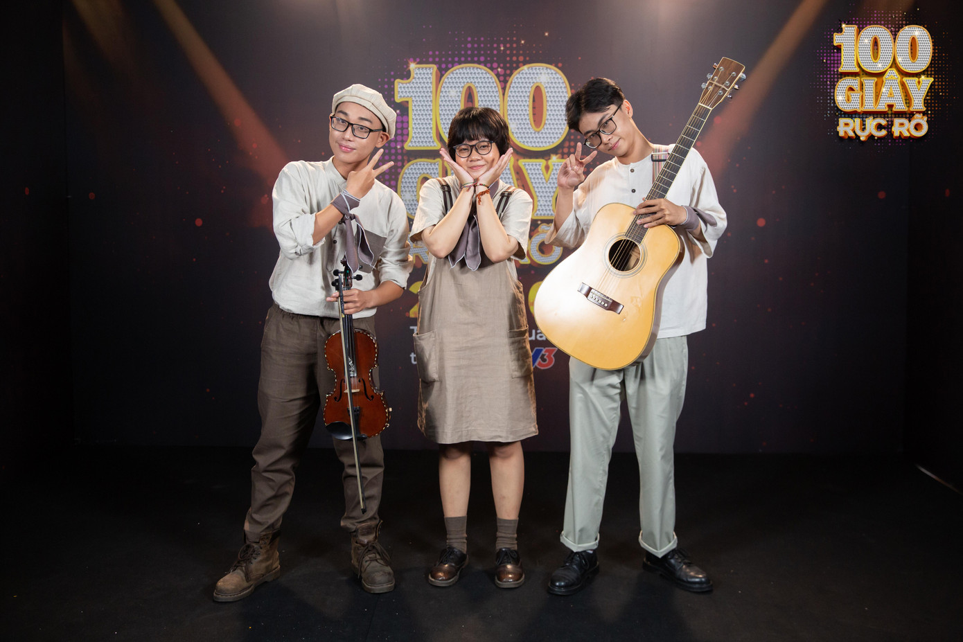 Trí An (ngoài cùng bên trái) và hai thành viên của HUMM tham gia “100 giây rực rỡ" mùa 3.