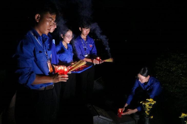 Các bạn trẻ cùng thắp nến, dâng hương các anh hùng liệt sĩ. Các bạn trẻ cùng thắp nến, dâng hương các anh hùng liệt sĩ.