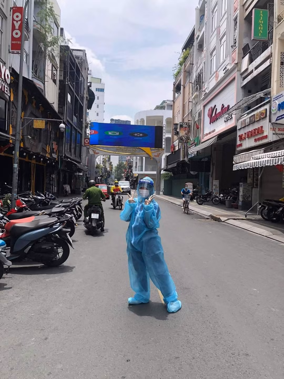 Ngọc Thùy trong trang phục bảo hộ, hỗ trợ các thành viên khác trong đội khử khuẩn tại khu phố Bùi Viện (Q. 1). Ngọc Thùy trong trang phục bảo hộ, hỗ trợ các thành viên khác trong đội khử khuẩn tại khu phố Bùi Viện (Q. 1).