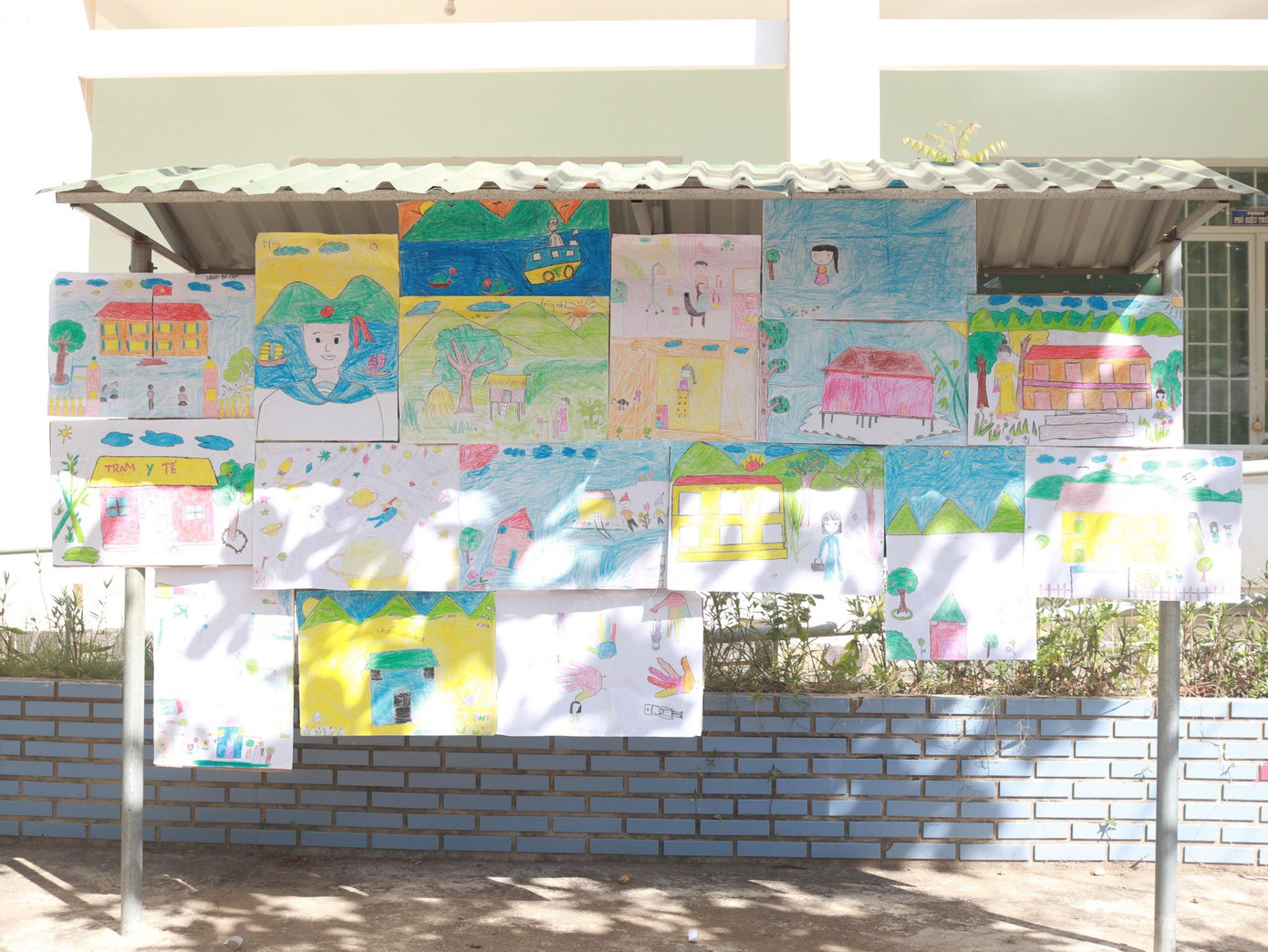 Những bức tranh do chính tay các em học sinh trường Tiểu học Phước Tân A vẽ đã được CLB Đom Đóm Đêm trưng bày tại triển lãm trường THCS Nguyễn Văn Linh. Những bức tranh do chính tay các em học sinh trường Tiểu học Phước Tân A vẽ đã được CLB Đom Đóm Đêm trưng bày tại triển lãm trường THCS Nguyễn Văn Linh.