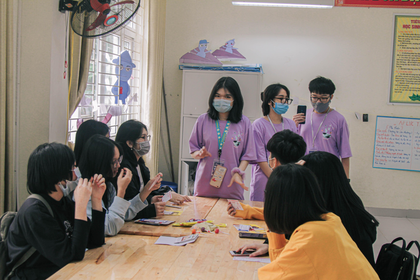 Các thanh viên của dự án cùng thảo luận trước mỗi chương trình. Các thanh viên của dự án cùng thảo luận trước mỗi chương trình.