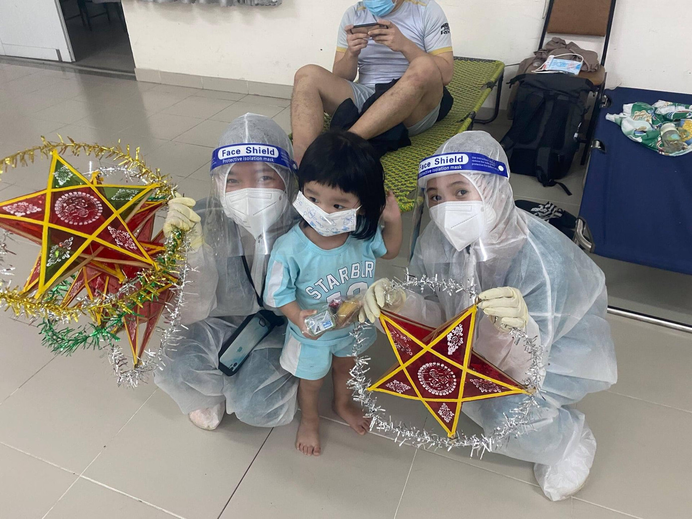 Các y, bác sĩ và tình nguyện viên mang quà Trung Thu trao cho các em nhỏ.