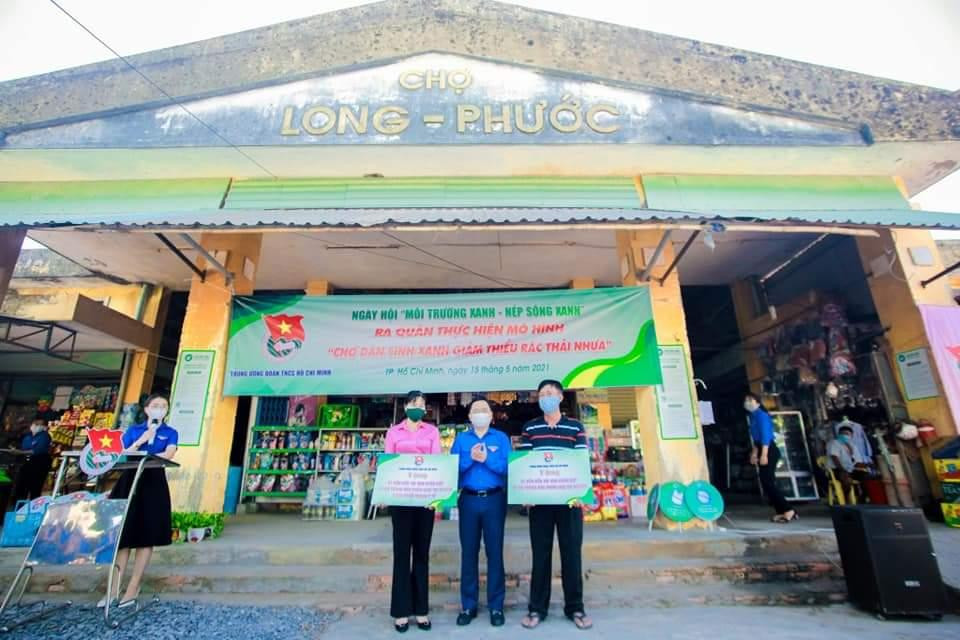 Chương trình trao bảng biểu trưng các thiết bị vệ sinh, phân loại rác cho Ban quản lý chợ Long Phước.