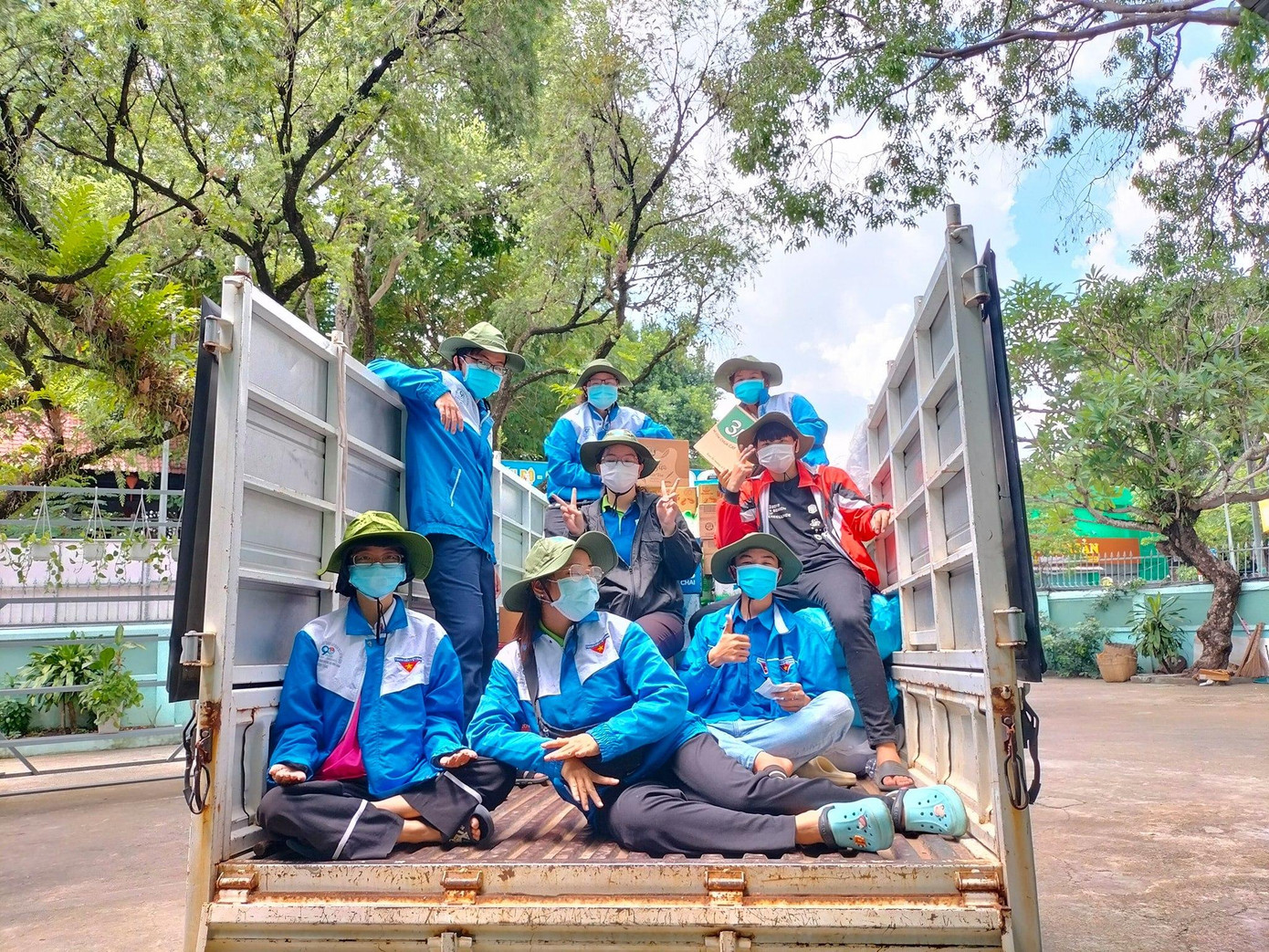 Những tình nguyện viên hỗ trợ "chuyến xe 0 đồng". Những tình nguyện viên hỗ trợ "chuyến xe 0 đồng".