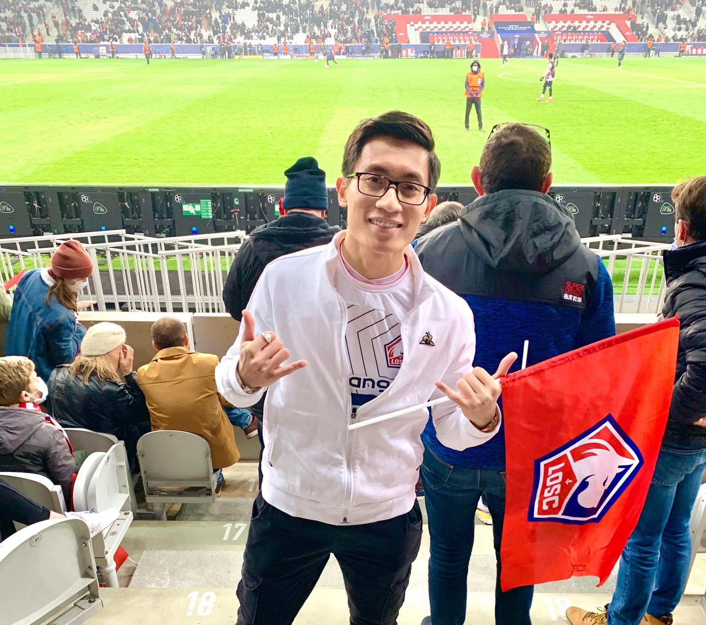 Bên cạnh các hoạt động xã hội, Bá Dương còn có niềm yêu thích đặc biệt với bóng đá và du lịch. Bên cạnh các hoạt động xã hội, Bá Dương còn có niềm yêu thích đặc biệt với bóng đá và du lịch.