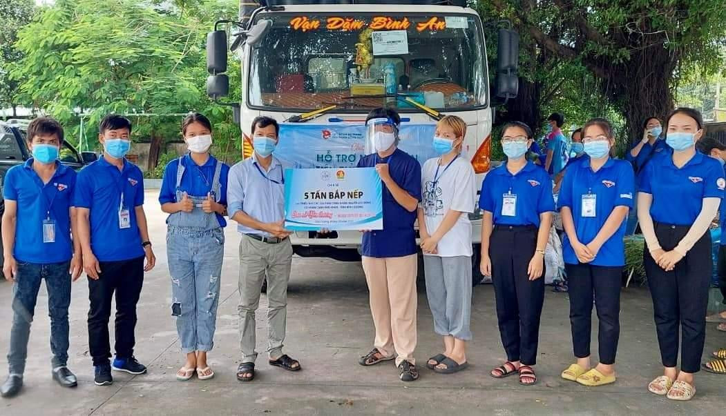 BTC chương trình trao tặng vật phẩm cho tỉnh Bình Dương. BTC chương trình trao tặng vật phẩm cho tỉnh Bình Dương.