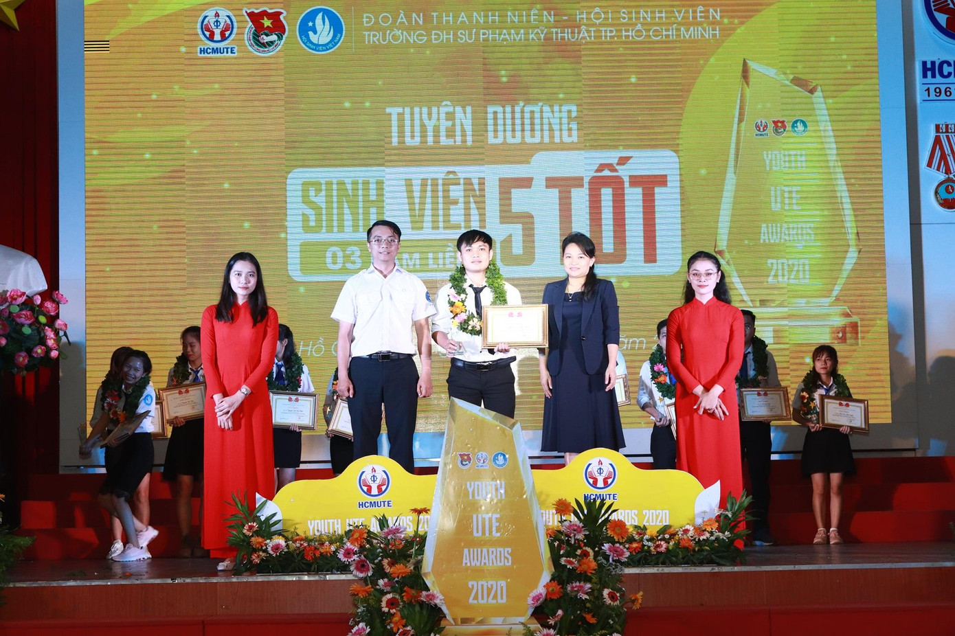 Anh Nhật nhiều năm liền nhận danh hiệu "Sinh viên 5 tốt".