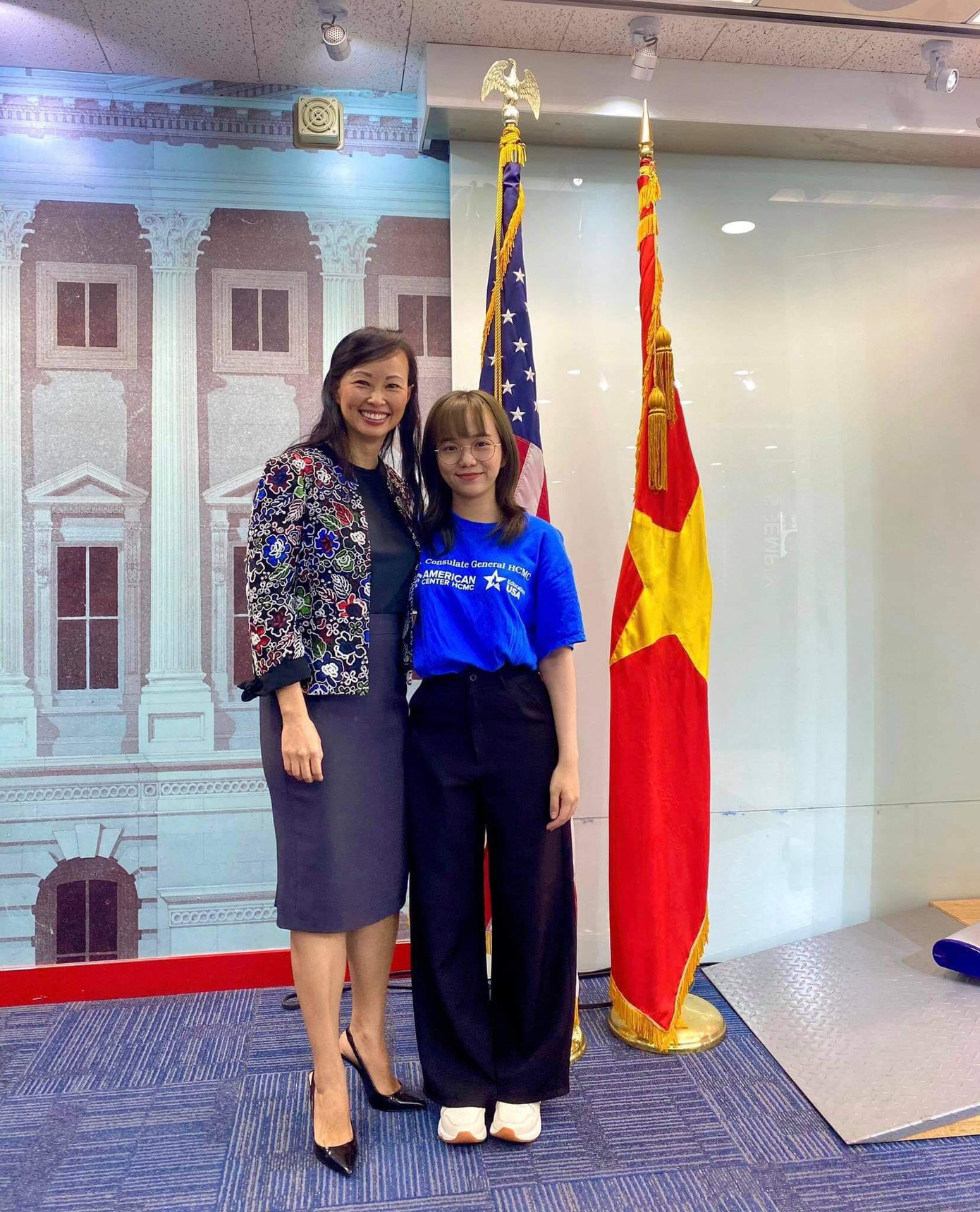 Xuân Nguyên chụp hình cùng Shark Linh tại một sự kiện của Lãnh sự quán Mỹ.