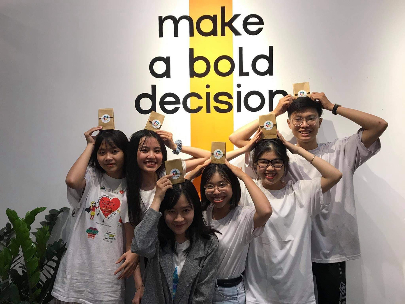 Duy Tân và các thành viên trong tổ chức Youth+ HCM. Duy Tân và các thành viên trong tổ chức Youth+ HCM.