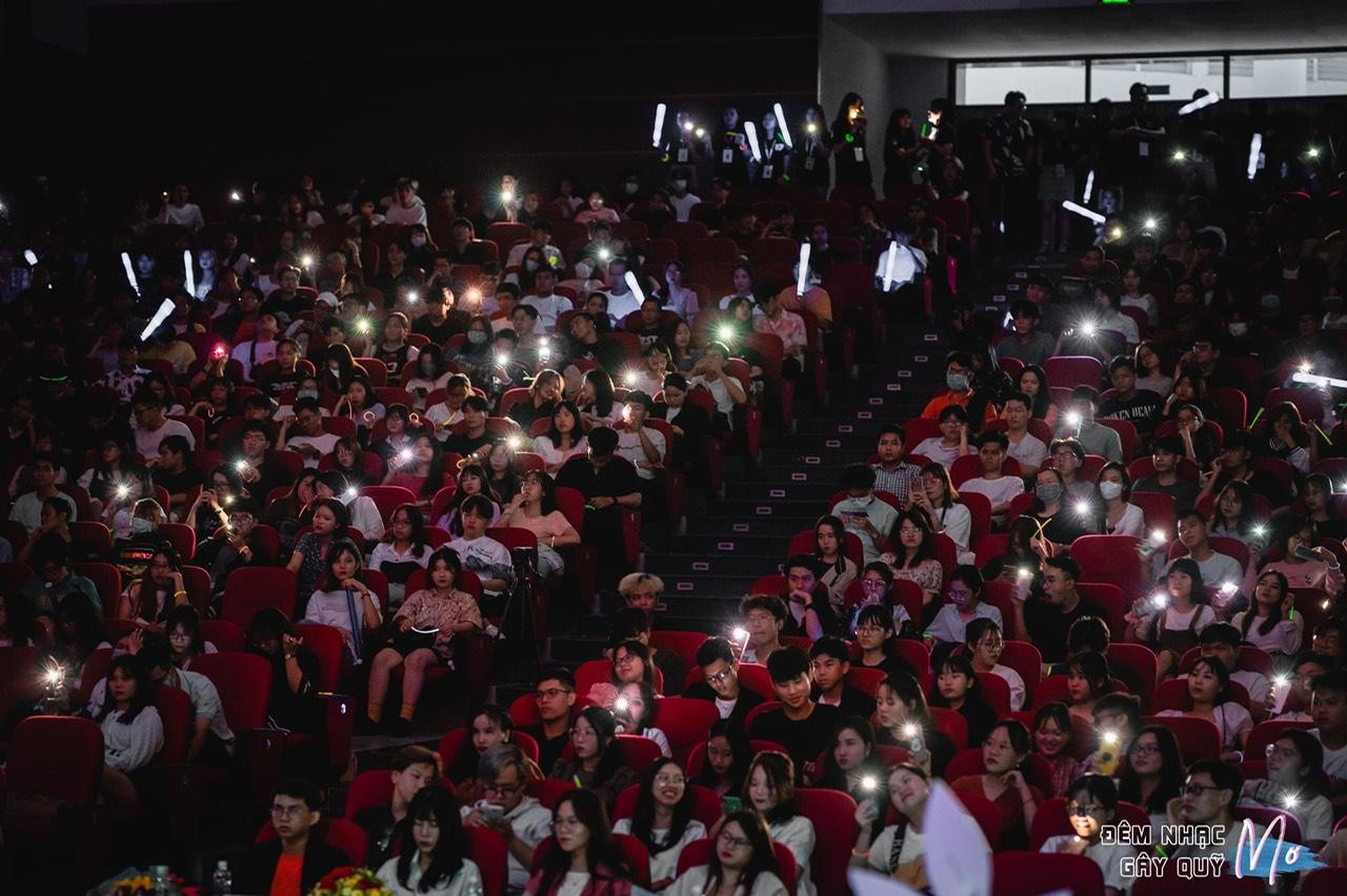 Rất đông các bạn sinh viên đến tham dự ủng hộ đêm nhạc gây quỹ.
