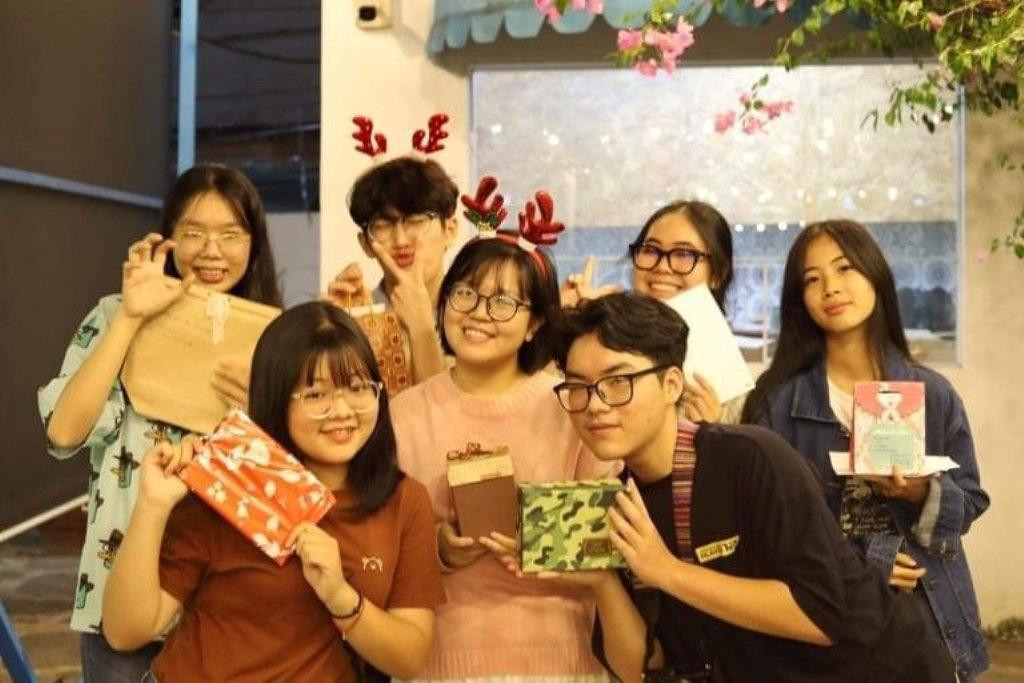 Hoàng Yến cùng các thành viên của CLB Tiếng Anh dịp Noel.