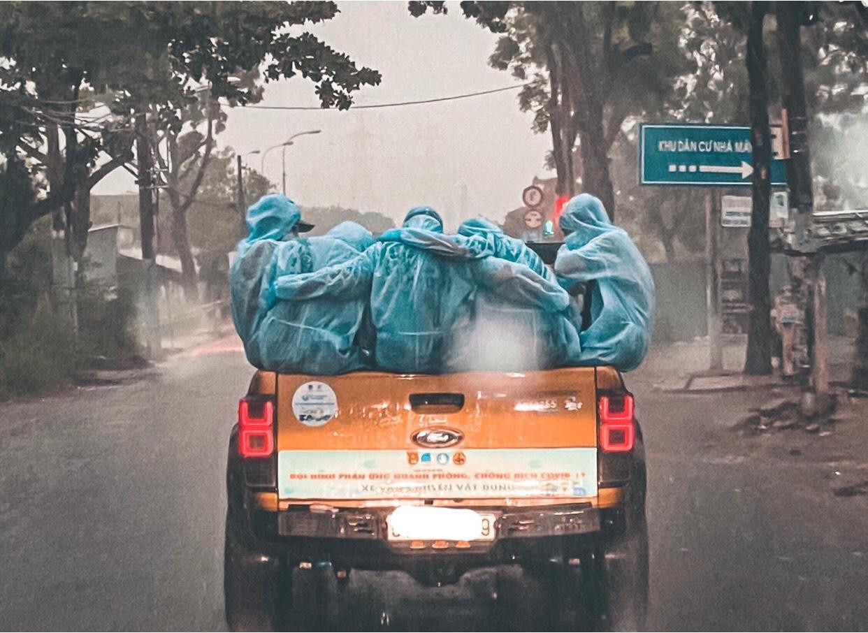 Tấm ảnh xúc động về sự động viên đoàn kết của các thành viên trong Đội khử khuẩn di động được cộng đồng mạng lan truyền.