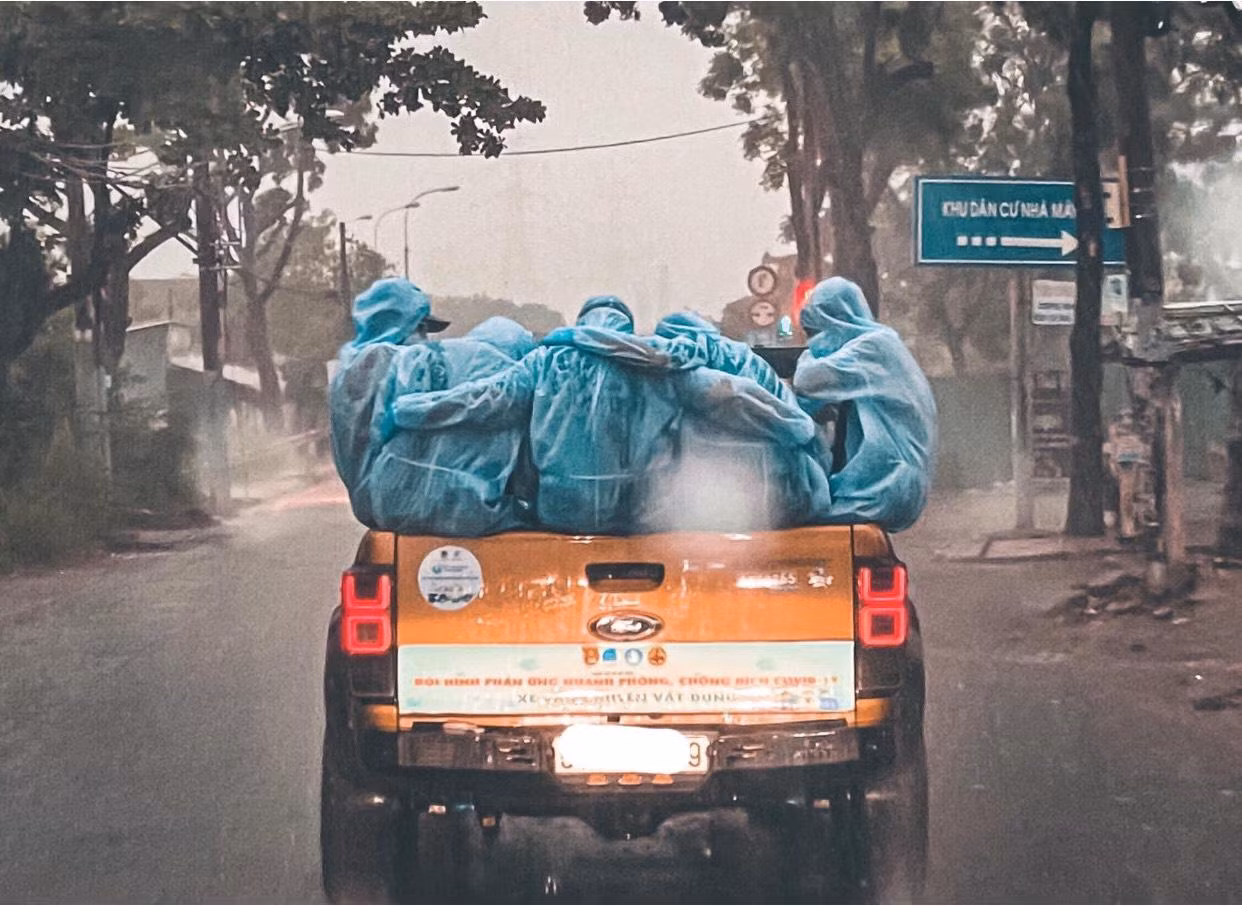 Tấm ảnh xúc động về sự động viên đoàn kết của các thành viên trong Đội khử khuẩn di động được cộng đồng mạng lan truyền. Tấm ảnh xúc động về sự động viên đoàn kết của các thành viên trong Đội khử khuẩn di động được cộng đồng mạng lan truyền.