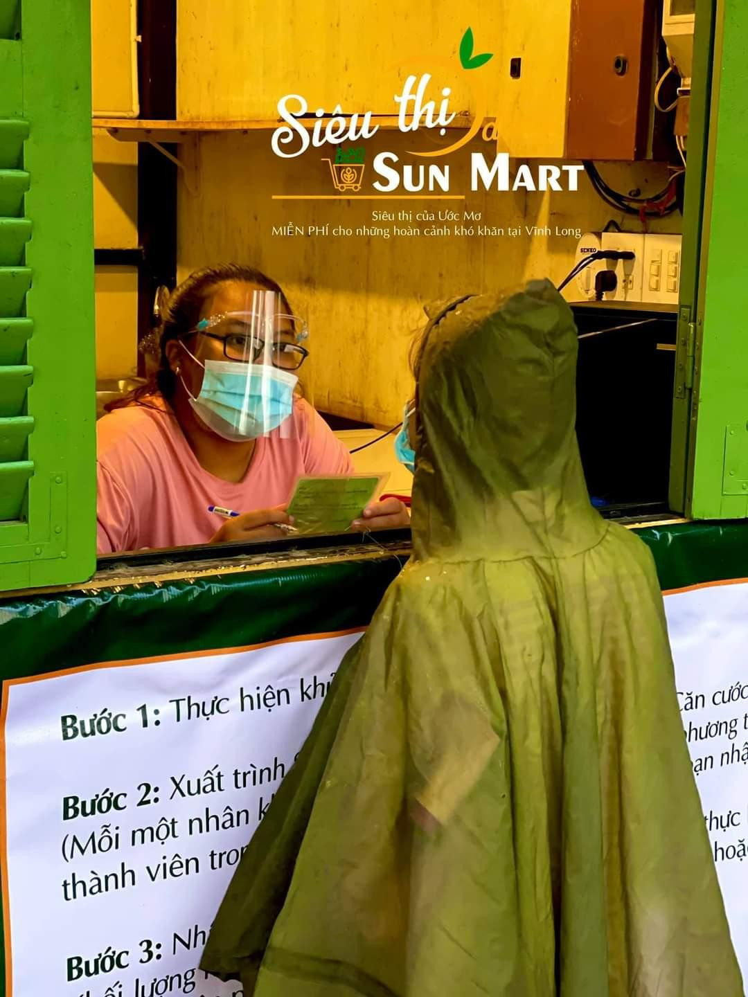 Người dân đến mua sắm phải tuân thủ các nguyên tắc phòng chống dịch.