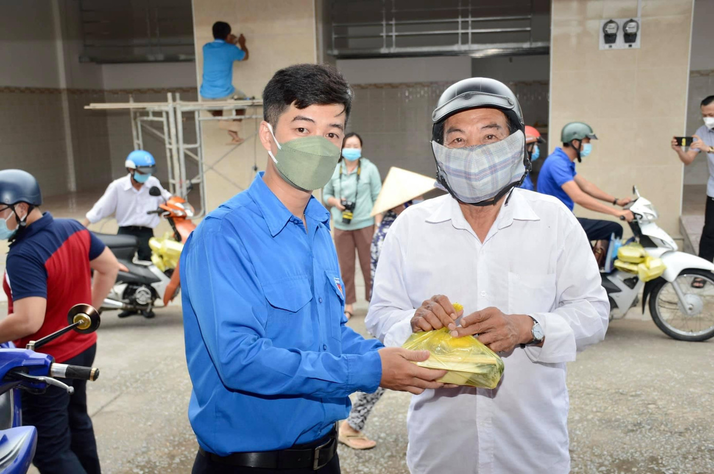 Người đến nhận cơm đa phần là người dân lao động nghèo.