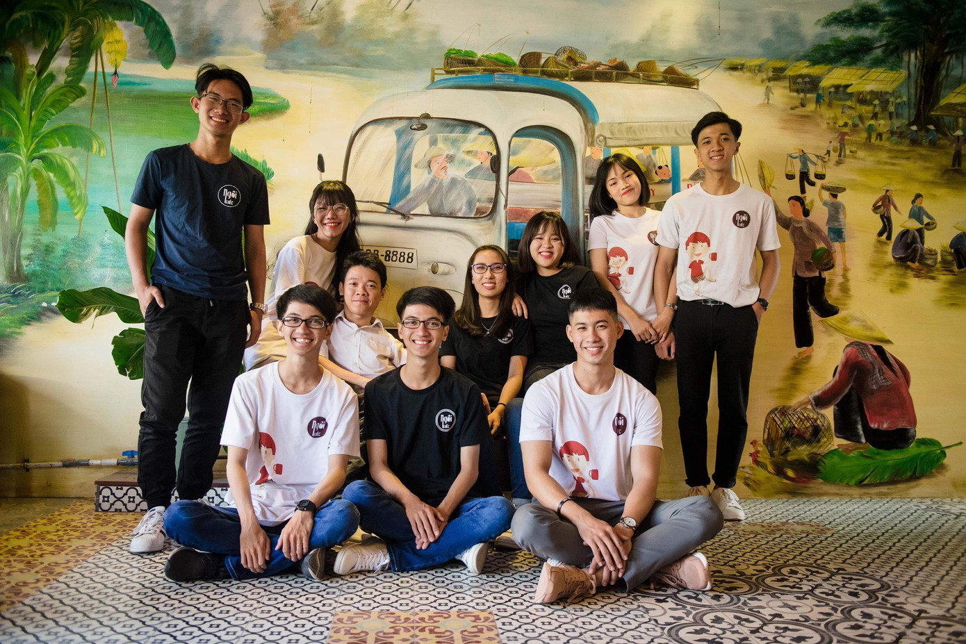 Dịch bệnh kéo dài, Hậu và các nhân viên tổ chức trao tặng cà phê cho các chốt trực trên địa bàn Củ Chi. Dịch bệnh kéo dài, Hậu và các nhân viên tổ chức trao tặng cà phê cho các chốt trực trên địa bàn Củ Chi.