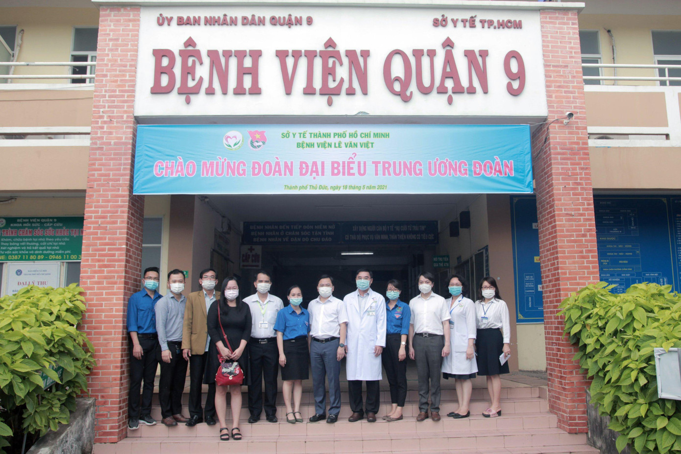 Đoàn thăm hỏi và trao tặng vật tư ý tế phục vụ cho công tác phòng chống dịch Bệnh viện Lê Văn Việt (Bệnh viện Quận 9 cũ).