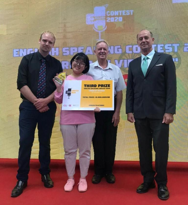 Hoàng Yến nhận giải thưởng trong cuộc thi hùng biện tiếng Anh.