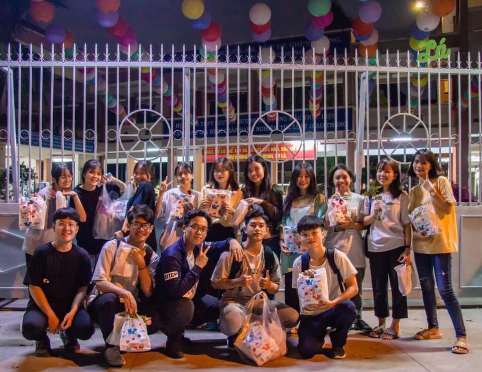 Những thành viên của nhóm thiện nguyện "Lá" tổ chức chương trình 8/3 nhằm mang lại niềm vui cho những người phụ nữ có hoàn cảnh khó khăn.