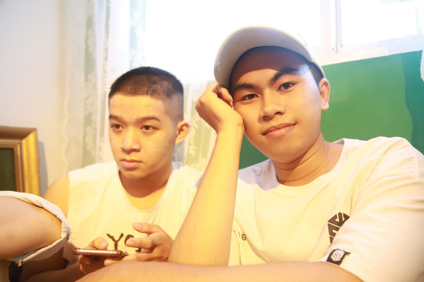 Huy (bên phải) và một bạn trẻ cùng làm nhạc. (Ảnh: NVCC) Huy (bên phải) và một bạn trẻ cùng làm nhạc. (Ảnh: NVCC)