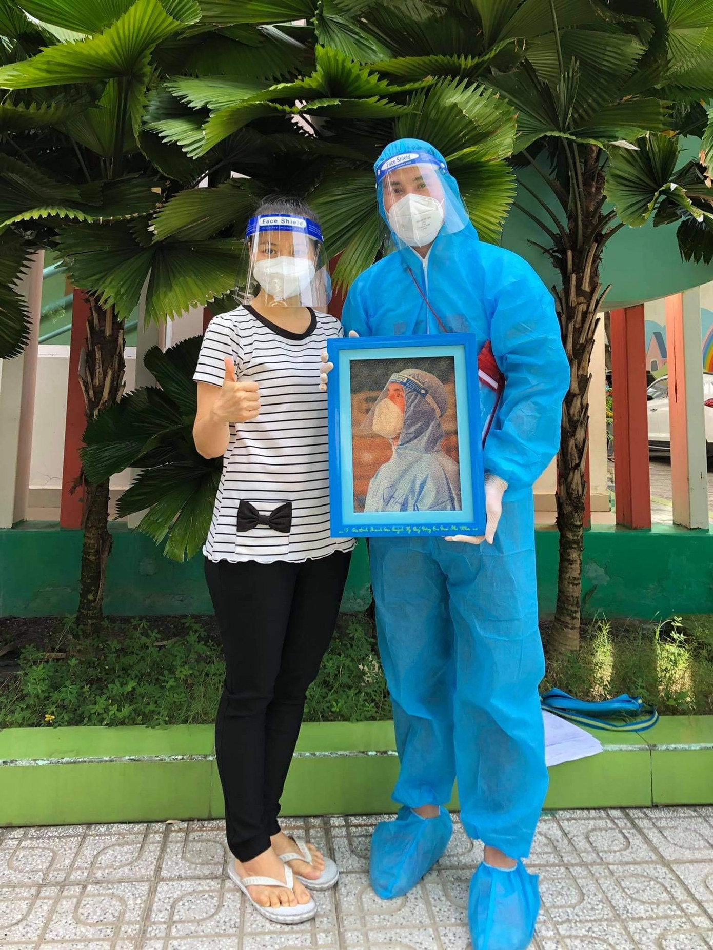 Nam người mẫu còn được fan làm tặng tranh gạo.