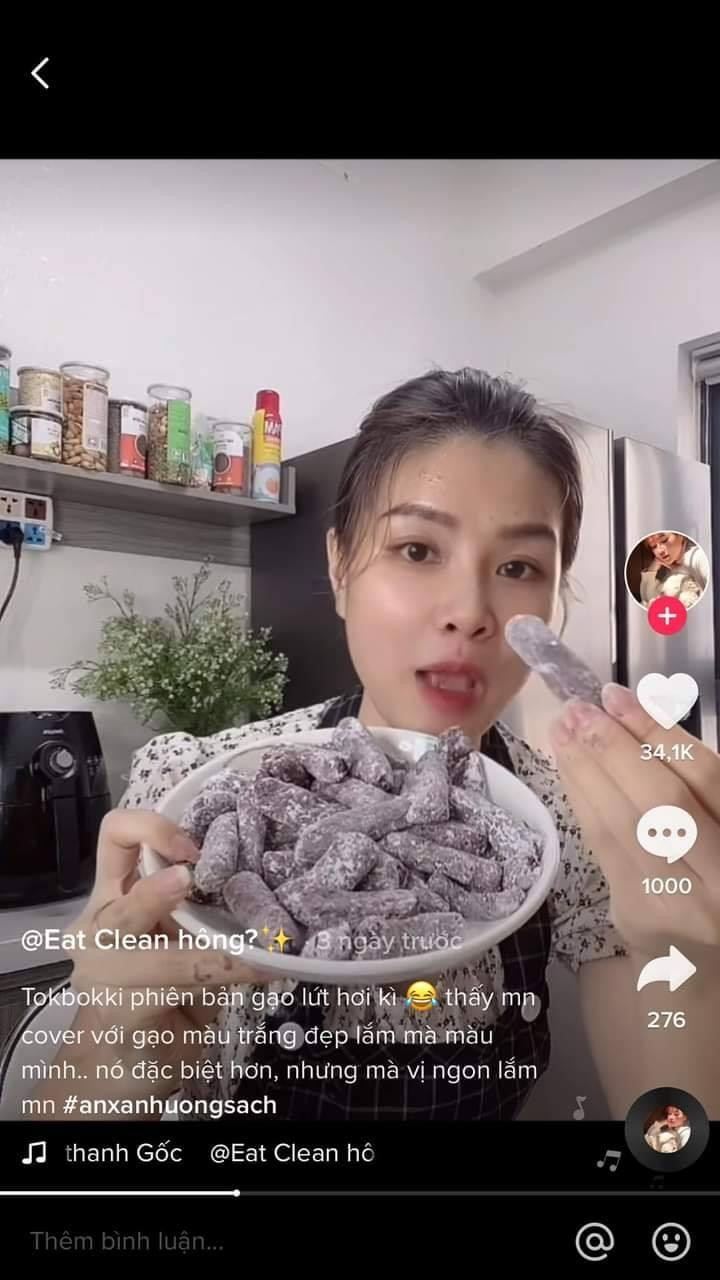 Một trong những video hướng dẫn nấu ăn đầy hài hước của Nhi khiến dân mạng không khỏi bật cười.