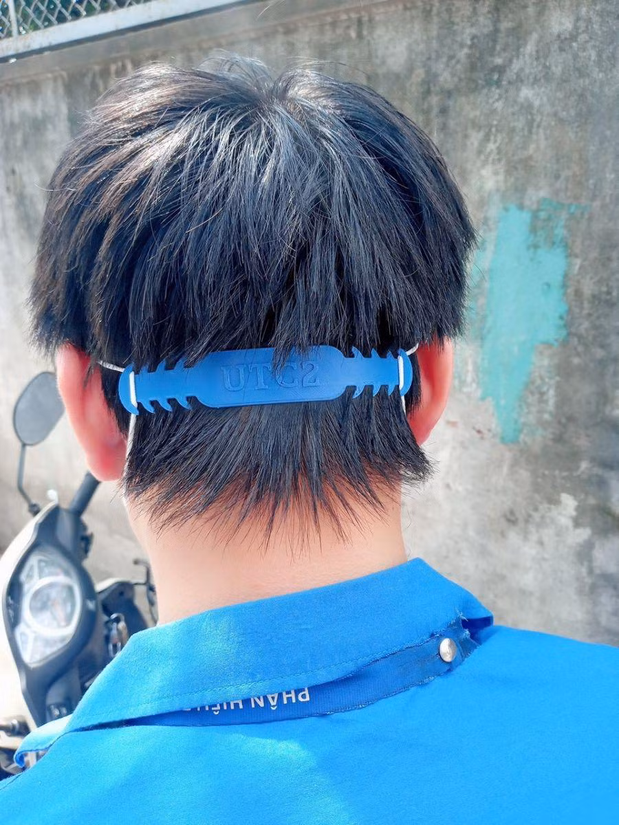 "Thiết bị tai giả" giúp giảm áp lực cho tai khi đeo khẩu trang y tế trong nhiều giờ liền.