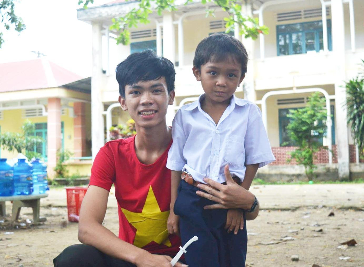 Ngoài ra, Tiến cũng rất tích cực tham gia các hoạt động tình nguyện khi có dịp.