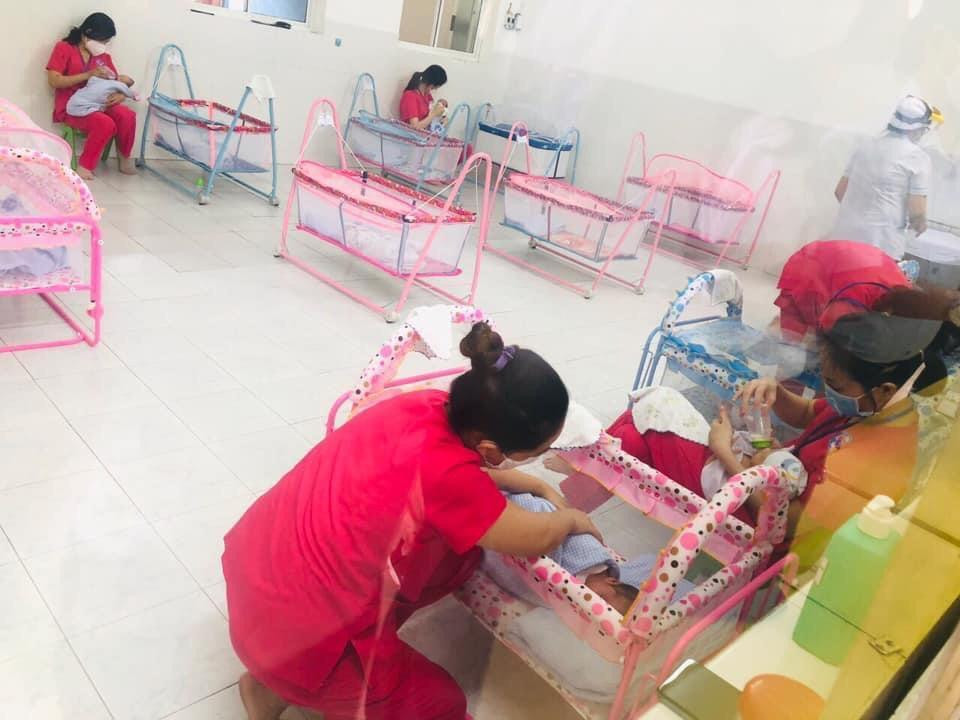 Các tình nguyện viên như Loan thay phiên nhau, ngày đêm chăm sóc các bé sơ sinh.