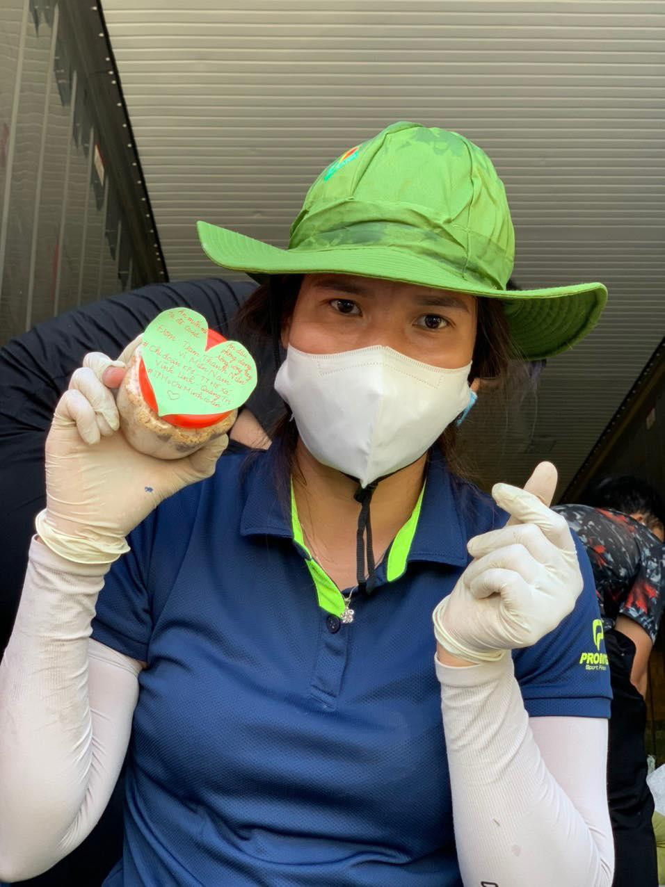 Lê Thị Hà và các bạn trong đội xúc động với những "thông điệp yêu thương" của người dân Quảng Trị gửi tặng cùng phần quà. Lê Thị Hà và các bạn trong đội xúc động với những "thông điệp yêu thương" của người dân Quảng Trị gửi tặng cùng phần quà.