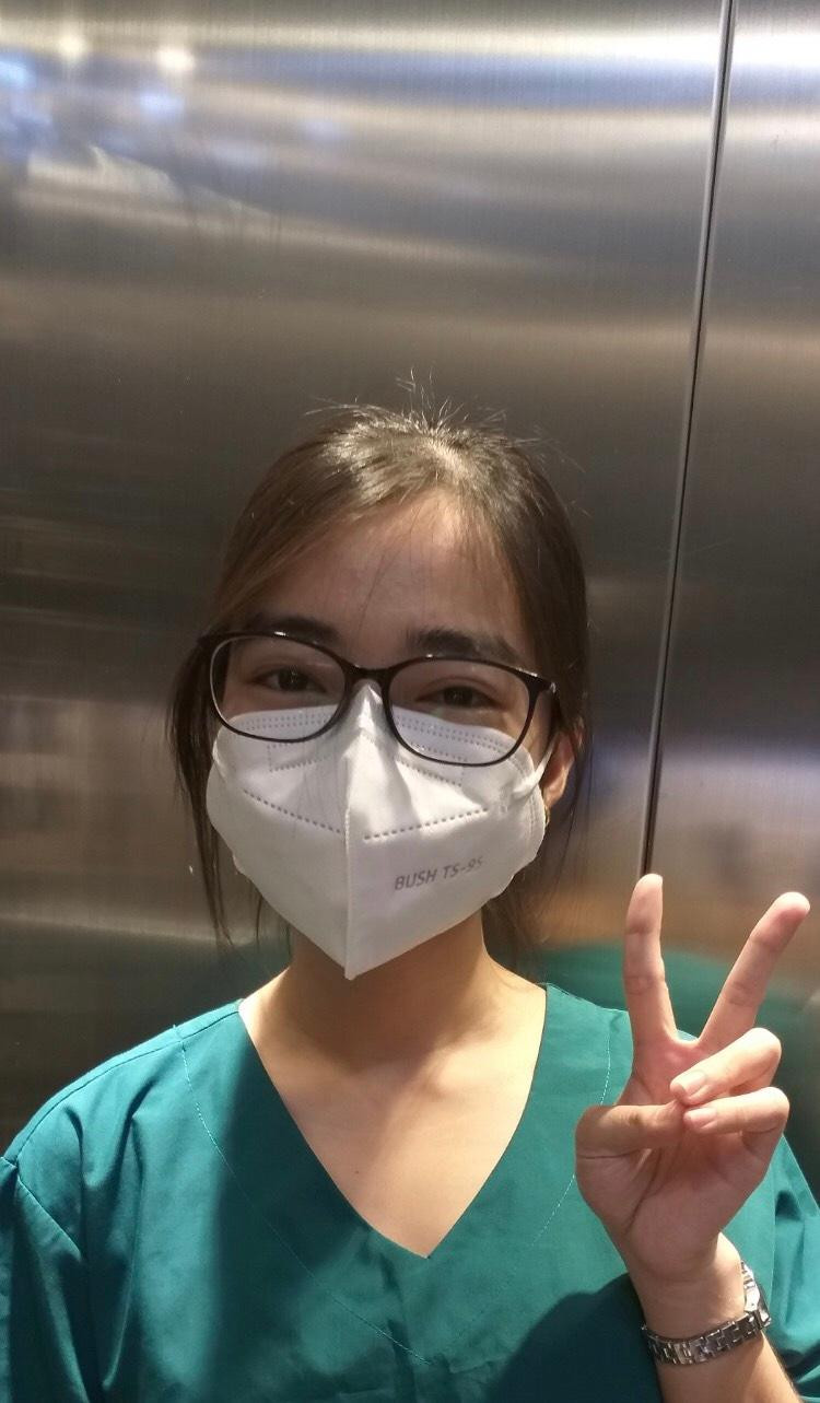 Nữ tình nguyện viên luôn hết lòng với công việc chống dịch.(Ảnh NVCC)