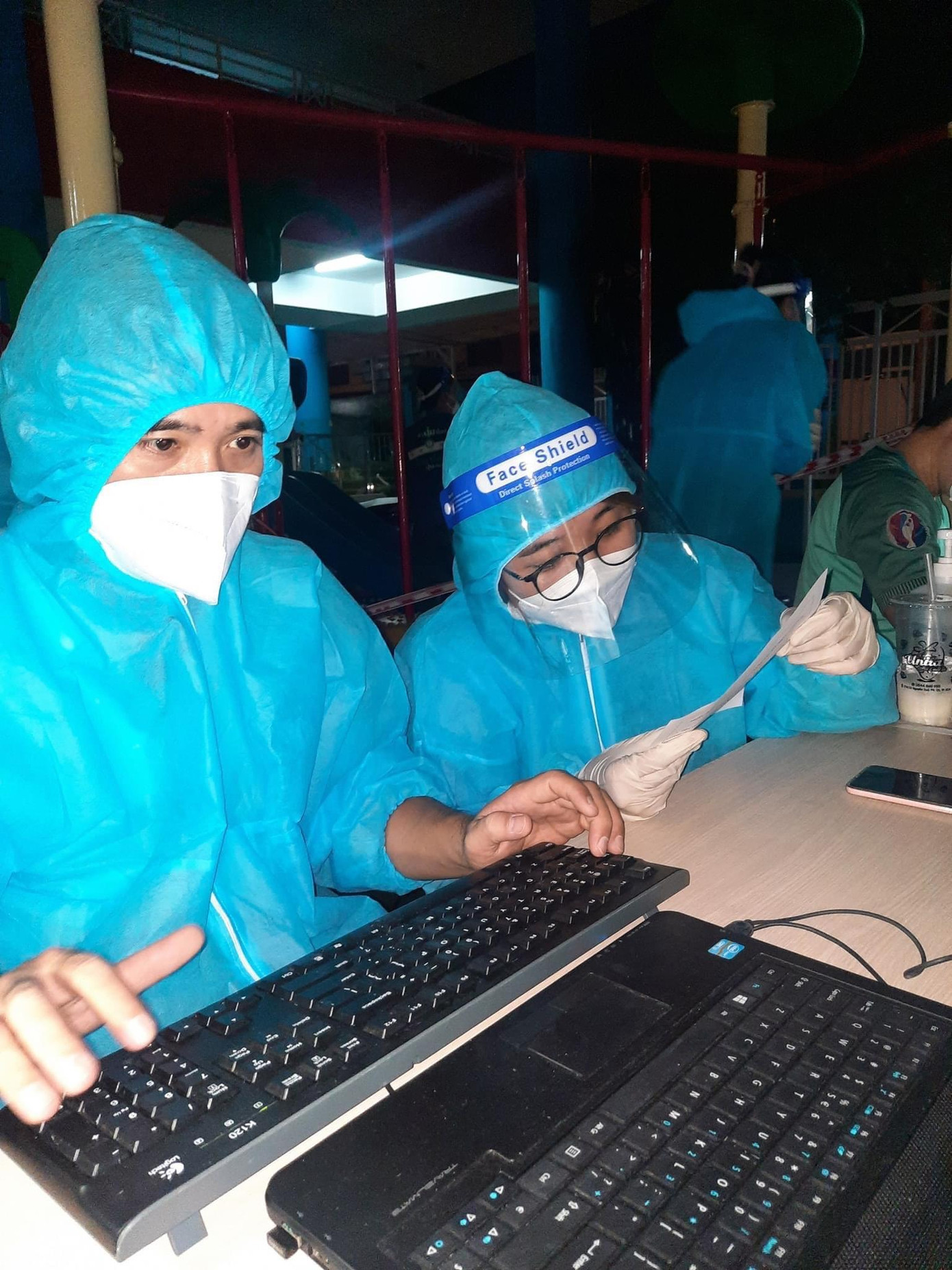 Các thành viên nhập liệu người dân đến tiêm vắc xin.