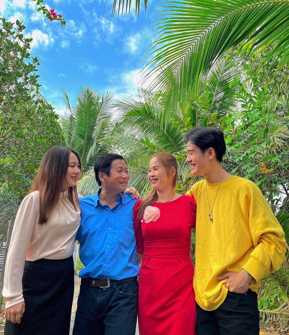 Nhựt Quan và gia đình.