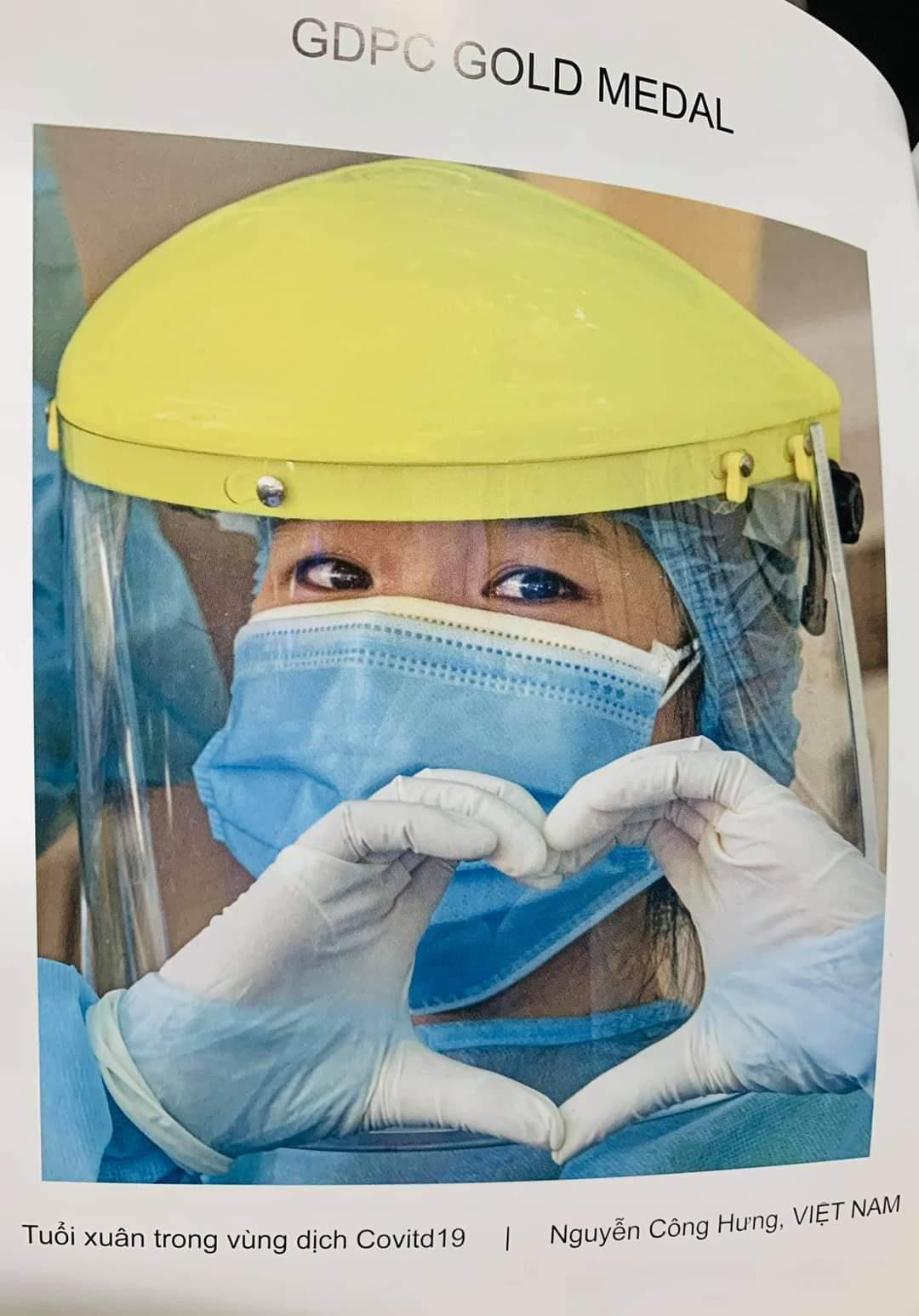 Tác phẩm "Tuổi xuân trong vùng dịch COVID-19" của tác giả Nguyễn Công Hưng được trưng bày trong triển lãm. Tác phẩm "Tuổi xuân trong vùng dịch COVID-19" của tác giả Nguyễn Công Hưng được trưng bày trong triển lãm.