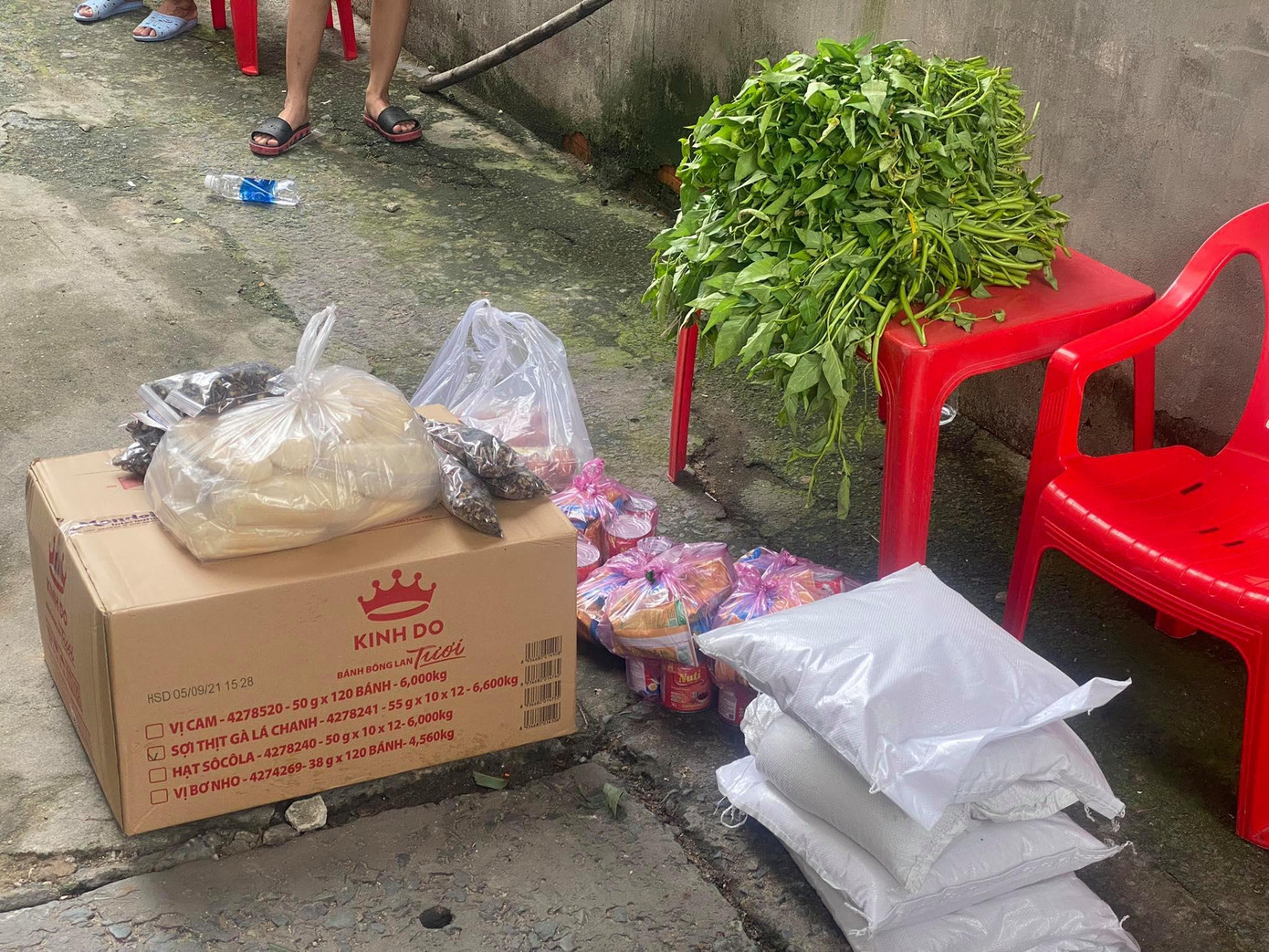 Mỗi tối, Lân và mọi người lại phát quà cho người vô gia cư.