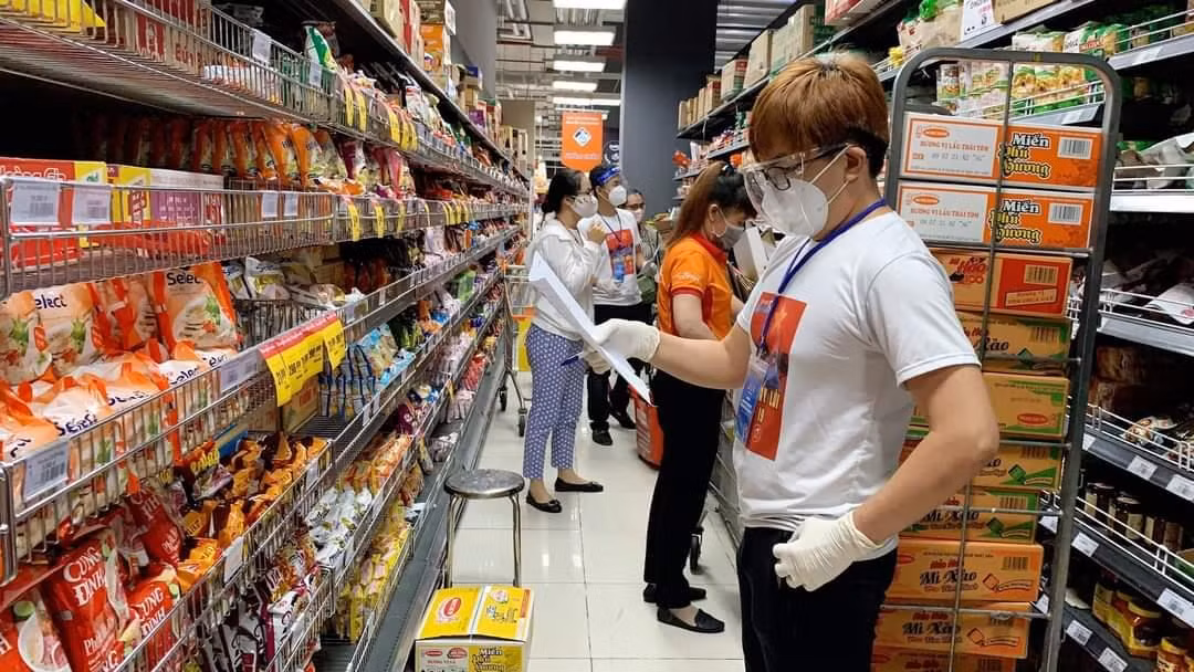 Nghệ sĩ trẻ TP. HCM đi chợ giúp người người dân.
