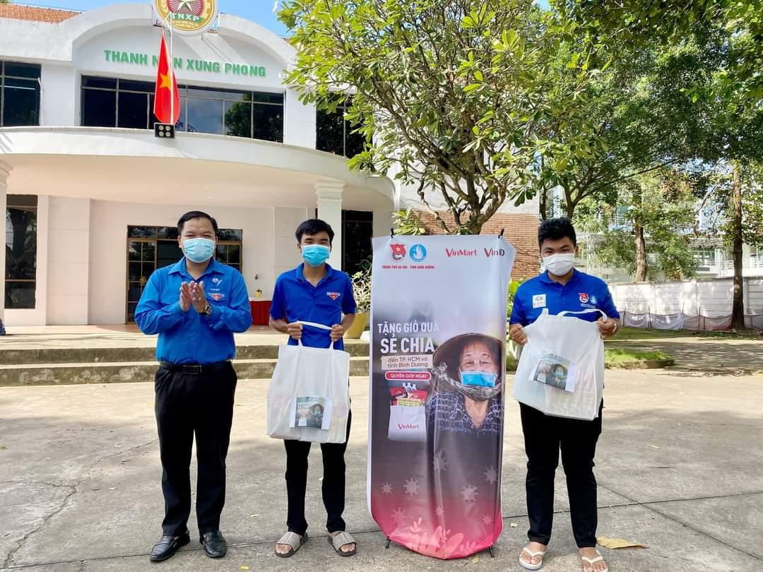 Sinh viên tỉnh Bình Dương nhận những phần quà chia sẻ từ Hội Sinh viên TP. Hà Nội.