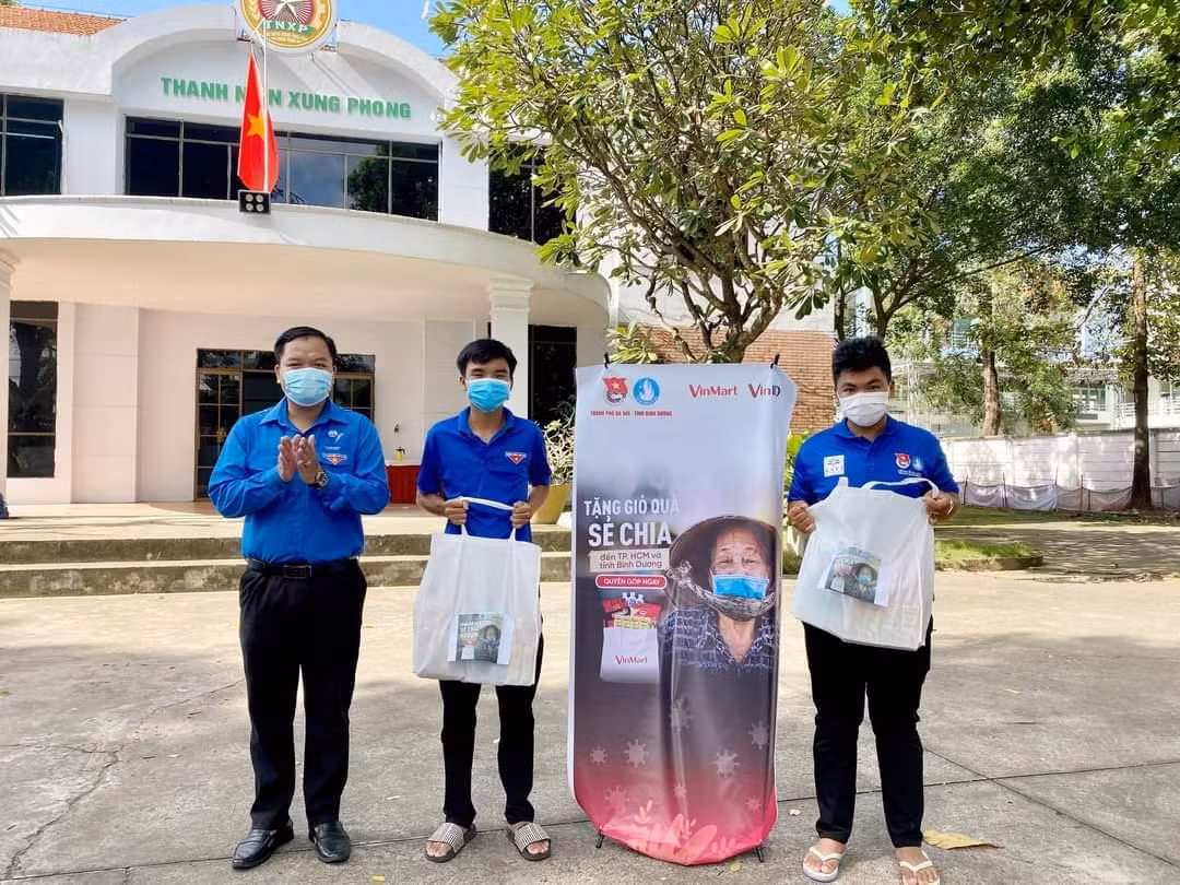 Sinh viên tỉnh Bình Dương nhận những phần quà chia sẻ từ Hội Sinh viên TP. Hà Nội.