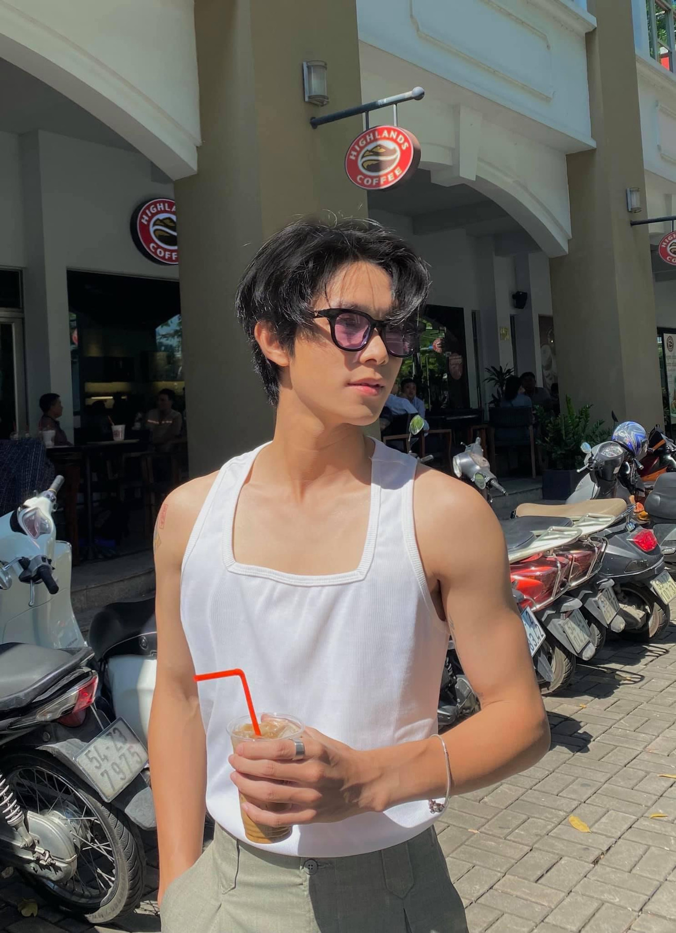 Với gương mặt điển trai cùng thần thái của mình, Hào gây ấn tượng với nhiều người ngày lần đâu gặp mặt. (Ảnh: NVCC) Với gương mặt điển trai cùng thần thái của mình, Hào gây ấn tượng với nhiều người ngày lần đâu gặp mặt. (Ảnh: NVCC)