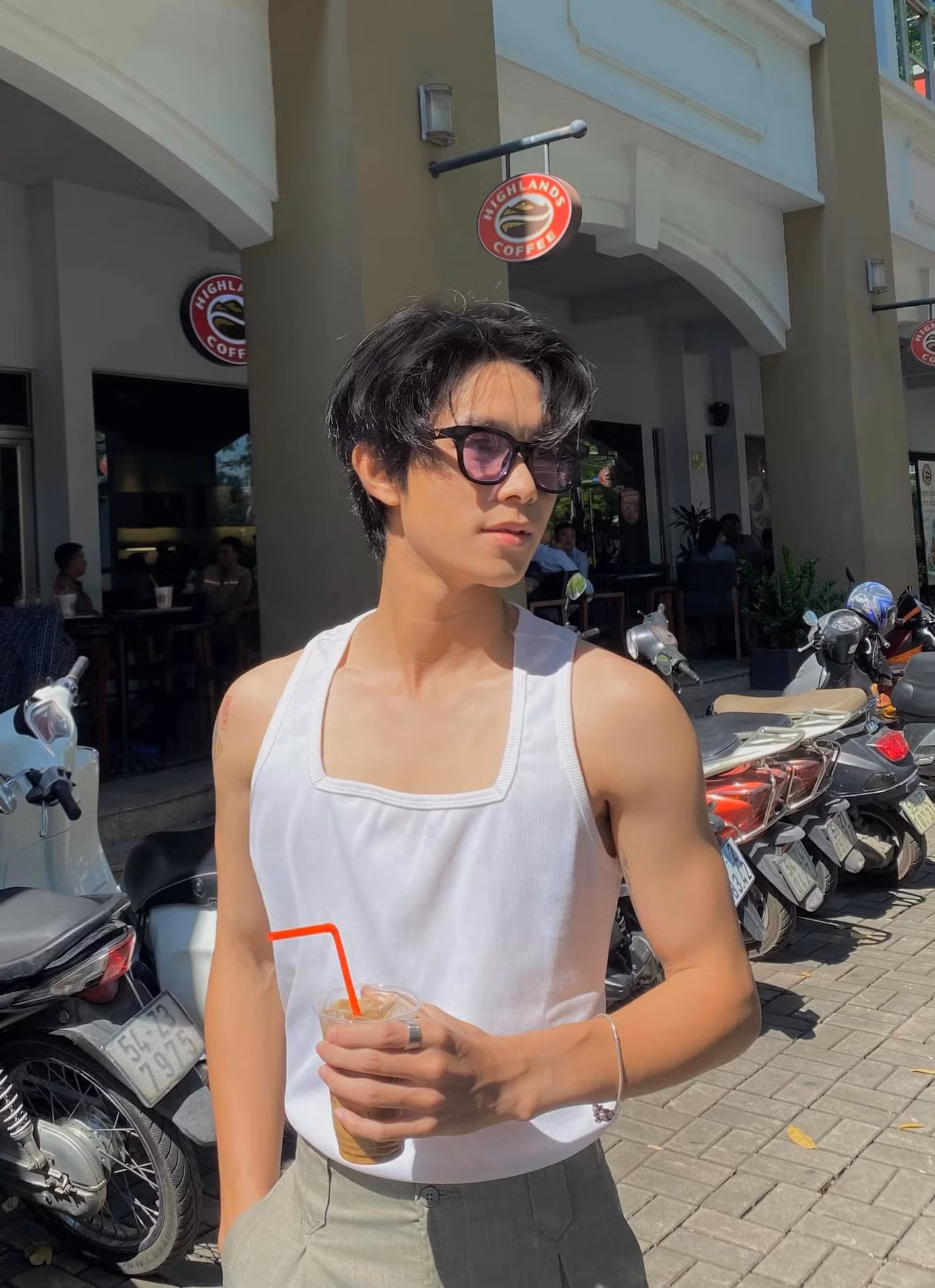 Với gương mặt điển trai cùng thần thái của mình, Hào gây ấn tượng với nhiều người ngày lần đâu gặp mặt. (Ảnh: NVCC)