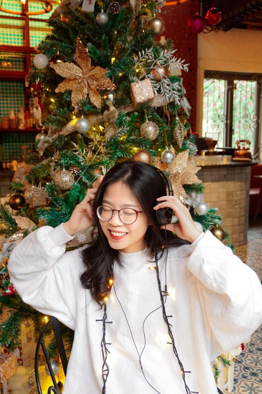 Nhiều bạn trẻ chọn trang trí Noel sớm để cùng có mùa Giáng sinh ấm áp bên những người thân trong gia đình.