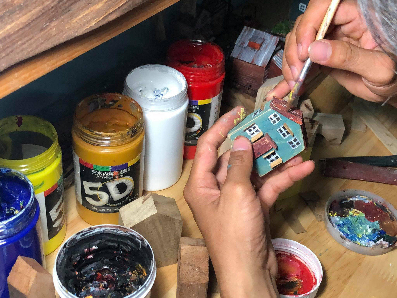 Tân luôn tỉ mỉ trong từng tác phẩm của mình. Tân luôn tỉ mỉ trong từng tác phẩm của mình.