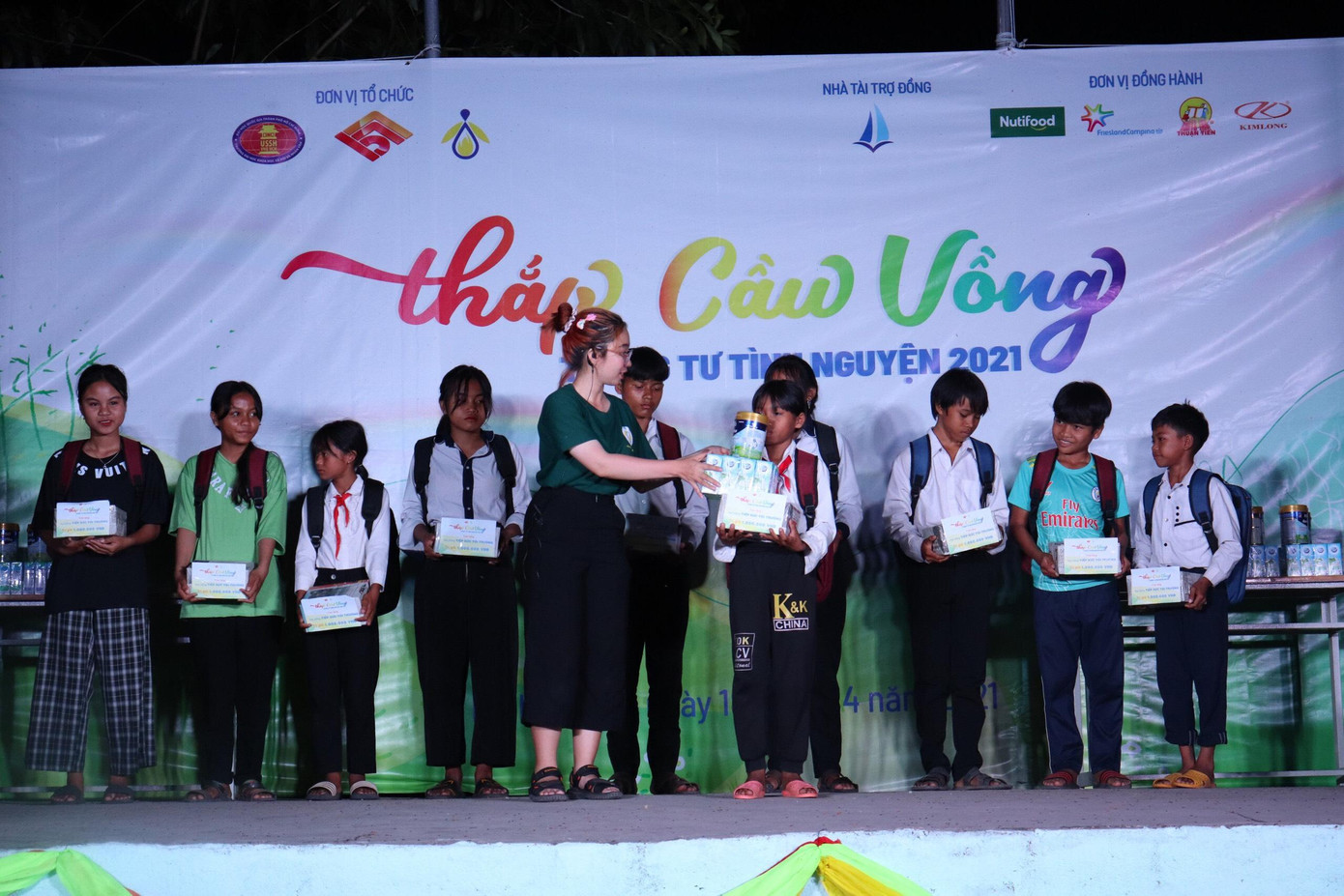 Vũ Ngọc Thảo Phương (Chủ nhiệm câu lạc bộ) trao học bổng cho 10 em học sinh trường THCS Nguyễn Văn Linh có thành tích học tập xuất sắc tại hoạt động cuối cùng của chiến dịch. Vũ Ngọc Thảo Phương (Chủ nhiệm câu lạc bộ) trao học bổng cho 10 em học sinh trường THCS Nguyễn Văn Linh có thành tích học tập xuất sắc tại hoạt động cuối cùng của chiến dịch.