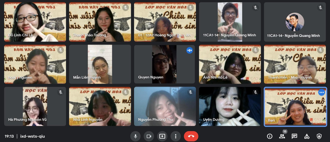 Các bạn trong nhóm "Ngày Xưa ASIA" trao đổi công việc qua hình thức trực tuyến.